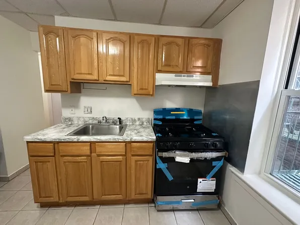 179 West 48th Street image 2 of 6