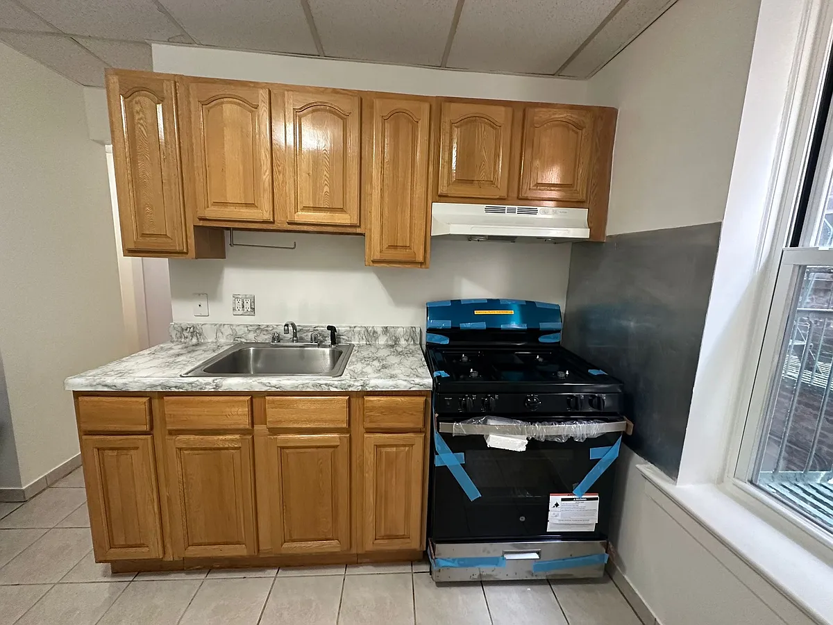 Building Photo - 179 W 48th St #7