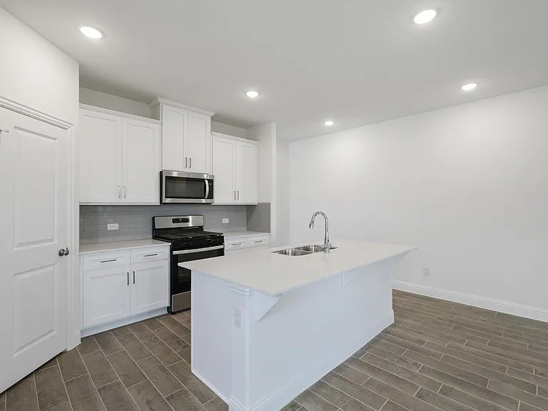 517 Amenduni Ln — Photo 9