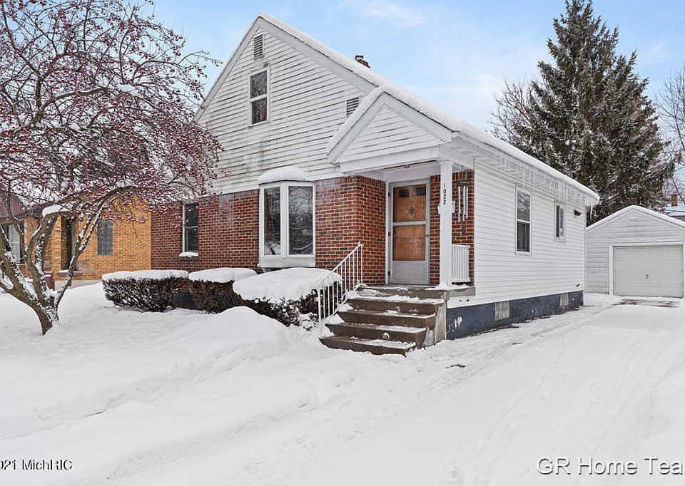 1st image of 1022 Lake Michigan Dr NW