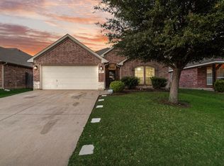 500 Crescent Creek Ln, Fort Worth, TX 76140