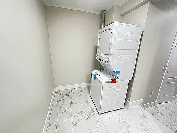 3rd image of 647 Courtlandt Ave #5