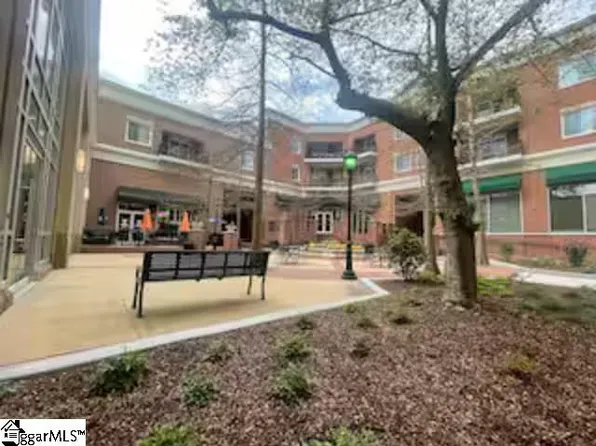 10 E Washington St APT 2I, Greenville, SC 29601