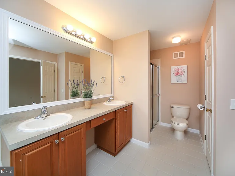 46 Hoover Ave — Photo 18