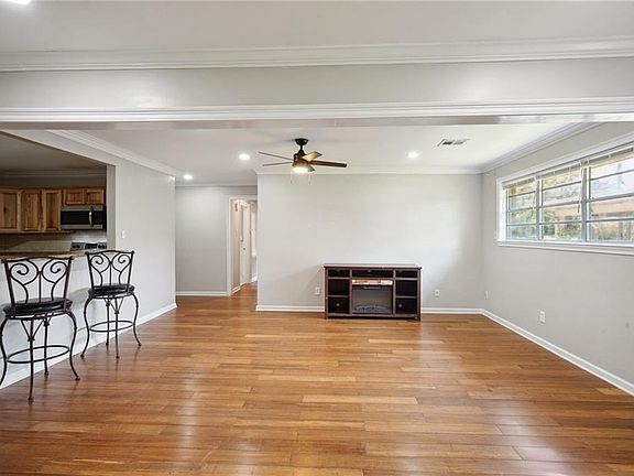 3rd image of 2041 Hyman Pl