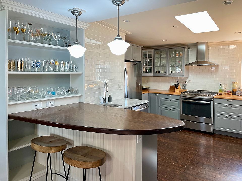 Chef's Kitchen (peninsula with bar seating and additional storage)