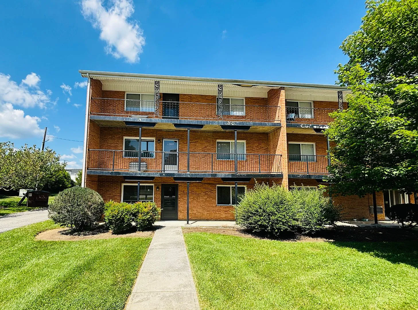 2 Bedroom, 1 Bath Apartment — Photo 3