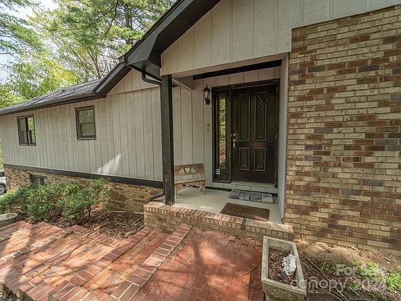 3rd image of 220 Stonebrook Dr