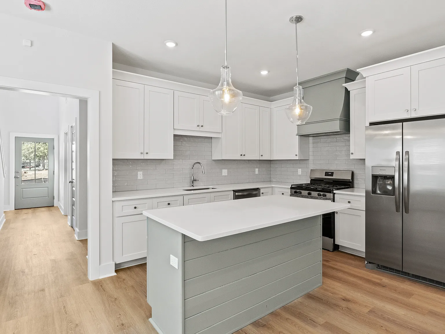 3 bed, 1600 sqft, $2,600 — Photo 2