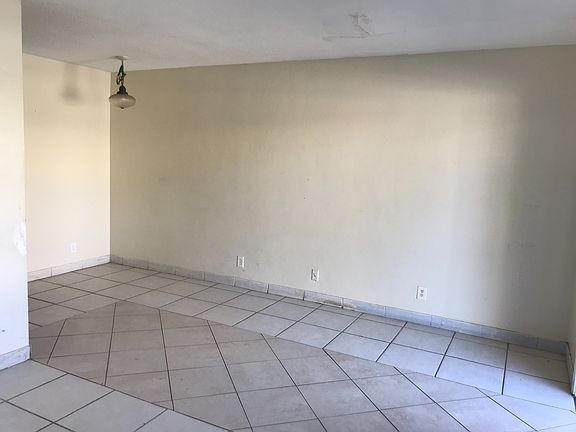 2nd image of 500 NE 16th St #5
