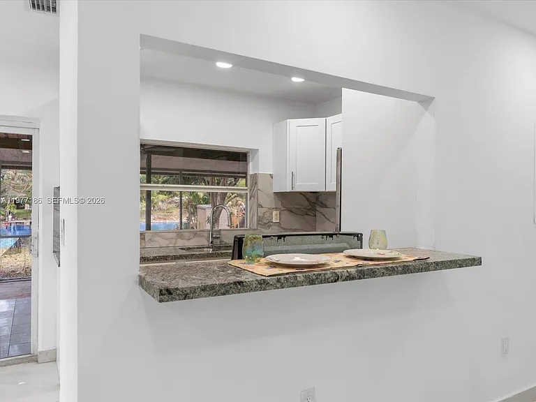 4331 SW 31st Dr — Photo 6
