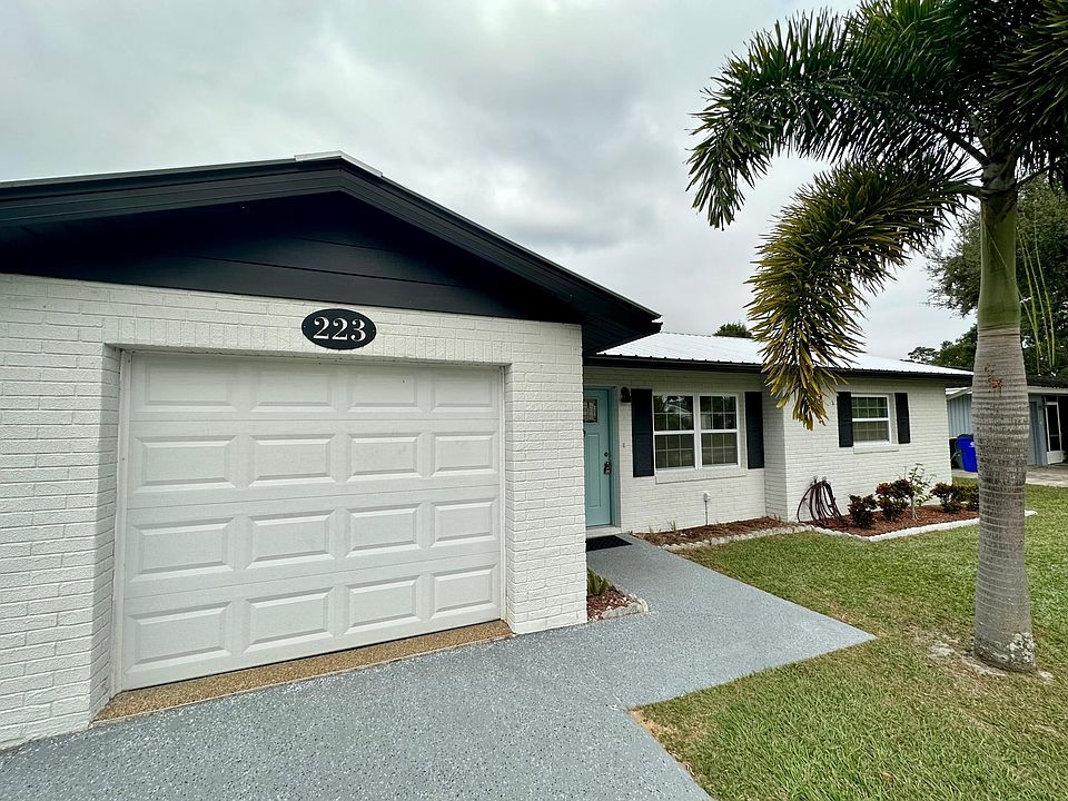 Facade - Garage View