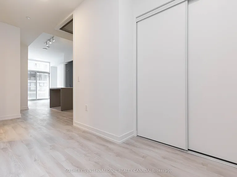 33 Helendale Ave #403 — Photo 20