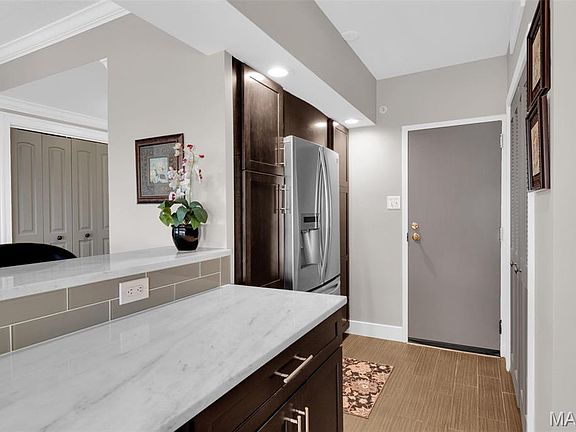 4th image of 900 S Hanley Rd APT 15B