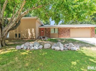 900 Roanoke Dr, Springfield, IL 62702