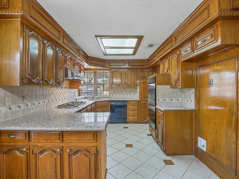 9738 Windham Dr — Photo 8