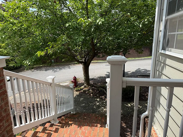 10 Charleston Ct — Photo 5