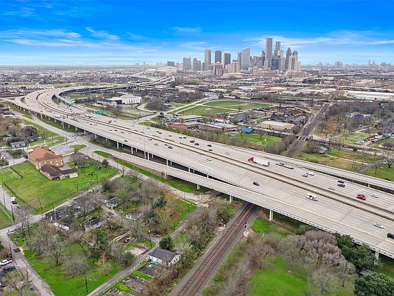 3rd image of 1638 Eastex Fwy