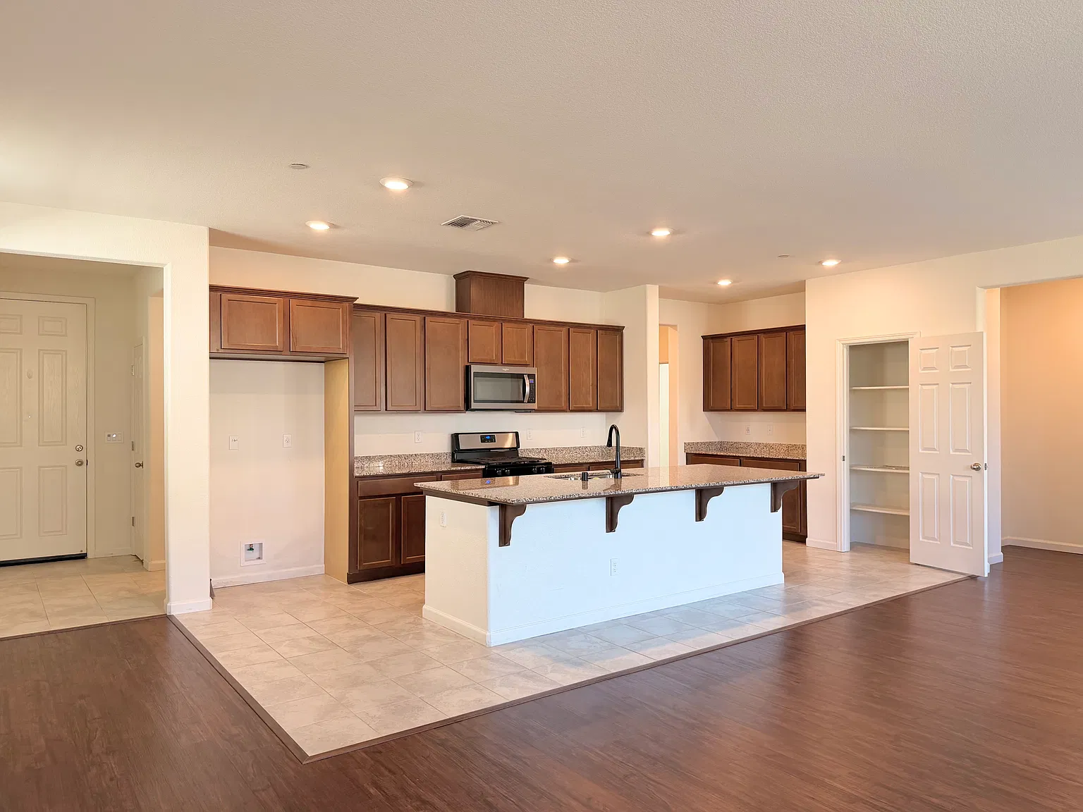 3 bed, 1979 sqft, $3,000 — Photo 2