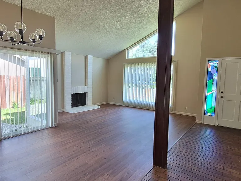 1121 Swallow Ln — Photo 3