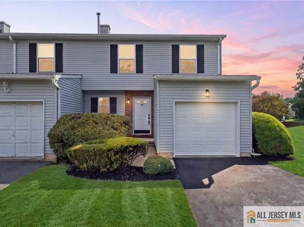 18 Spruce St #323, Monroe Township, NJ 08831