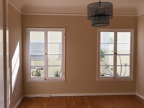 4th image of 9957 Robbins Dr #B