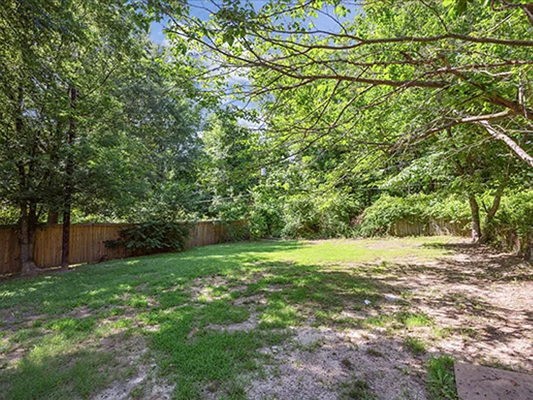 2048 Whitney Ave — Photo 20