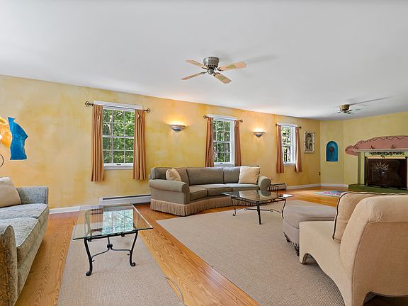 3rd image of 7 Upper Meadow Ln