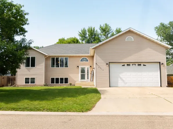 2312 Crescent Dr, Minot, ND 58703
