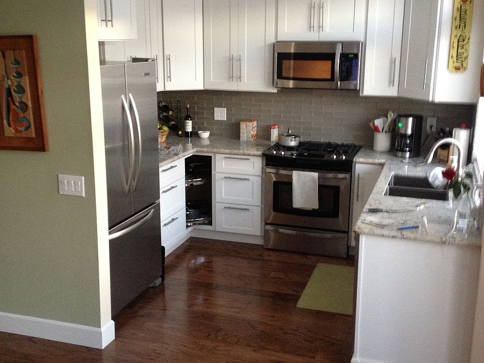 Kitchen/glass subway tiles