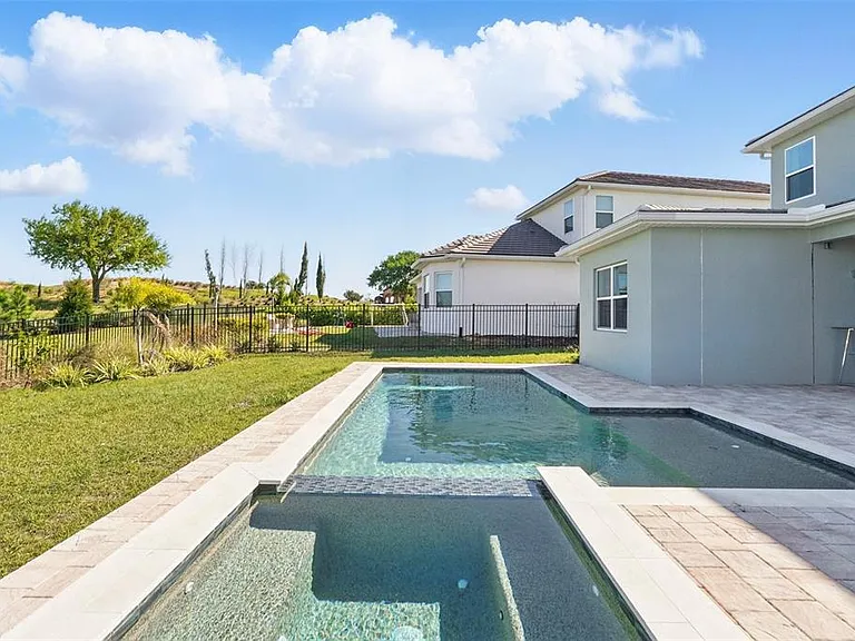 16008 Volterra Point — Photo 39