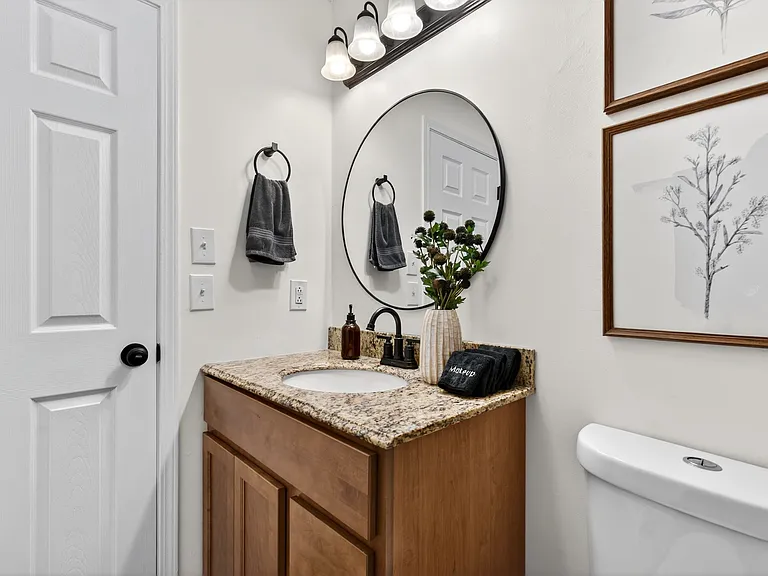 2126 Hungerford Dr — Photo 18