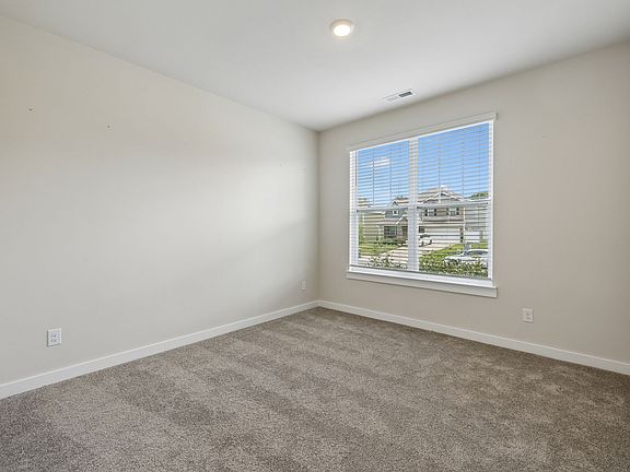 5th image of 551 Ballard Dr