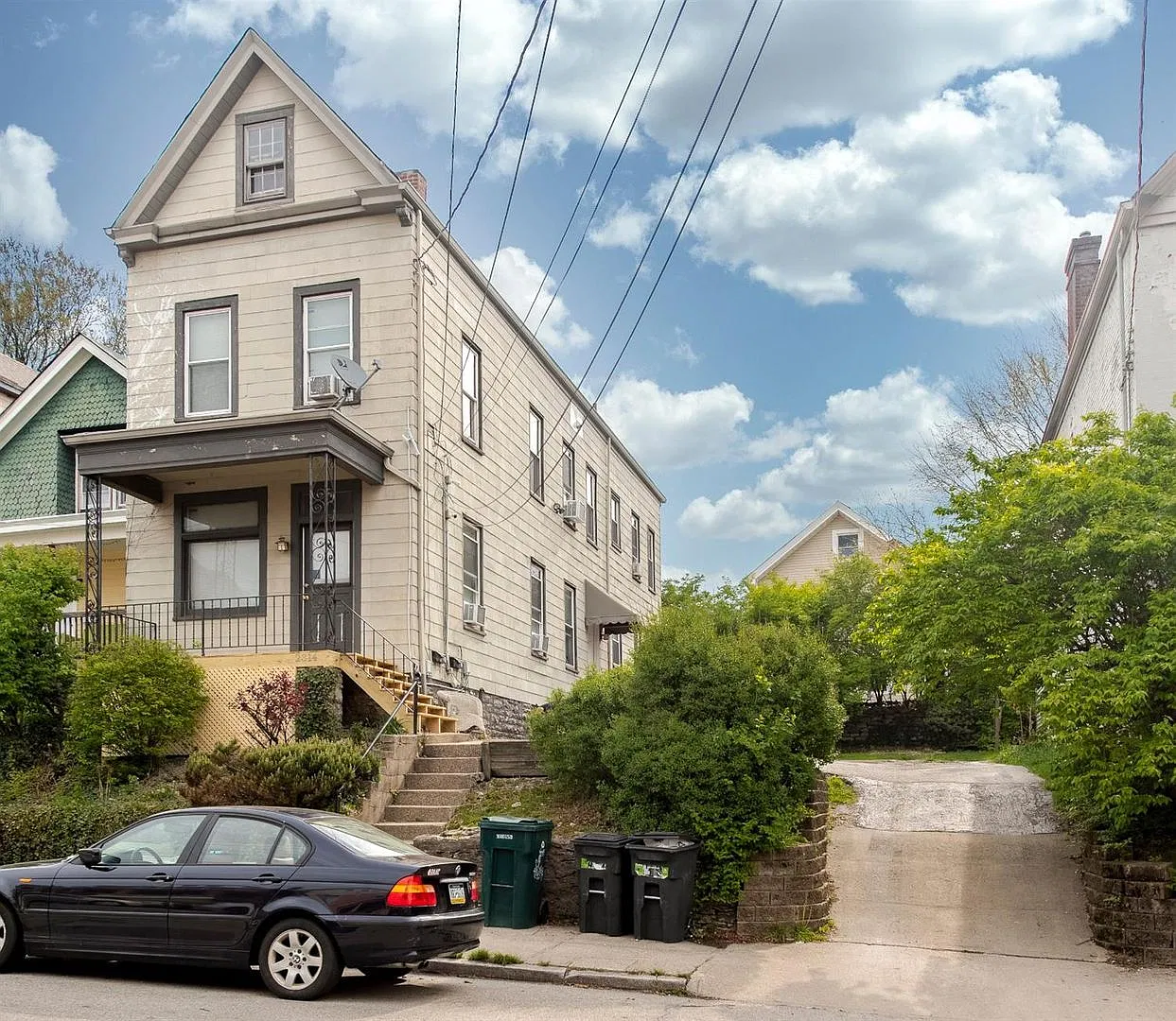 2314 Victor St. Apts. — Photo 2