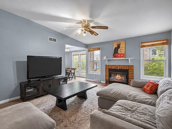3rd image of 891 Hemlock Dr