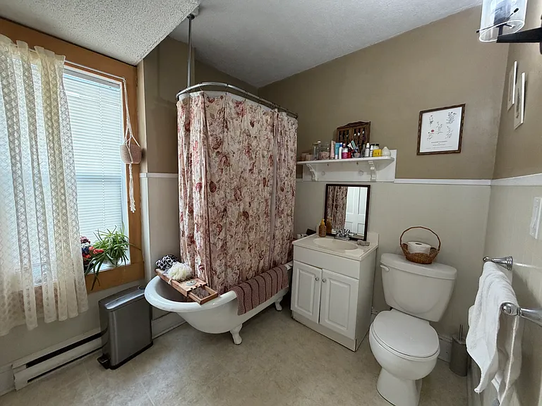 359 Charlotte St — Photo 8