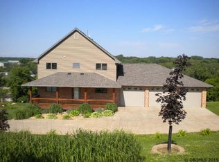 10257 Emberwood Dr, Dubuque, IA 52001