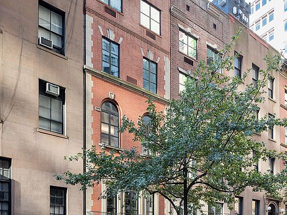 3rd image of 32 E 39th St