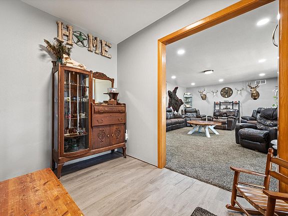 5th image of 904 E Cardwell St