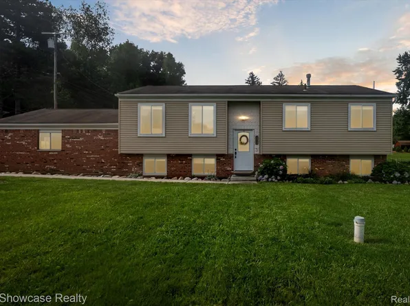 9296 Hilton Rd, Brighton, MI 48114