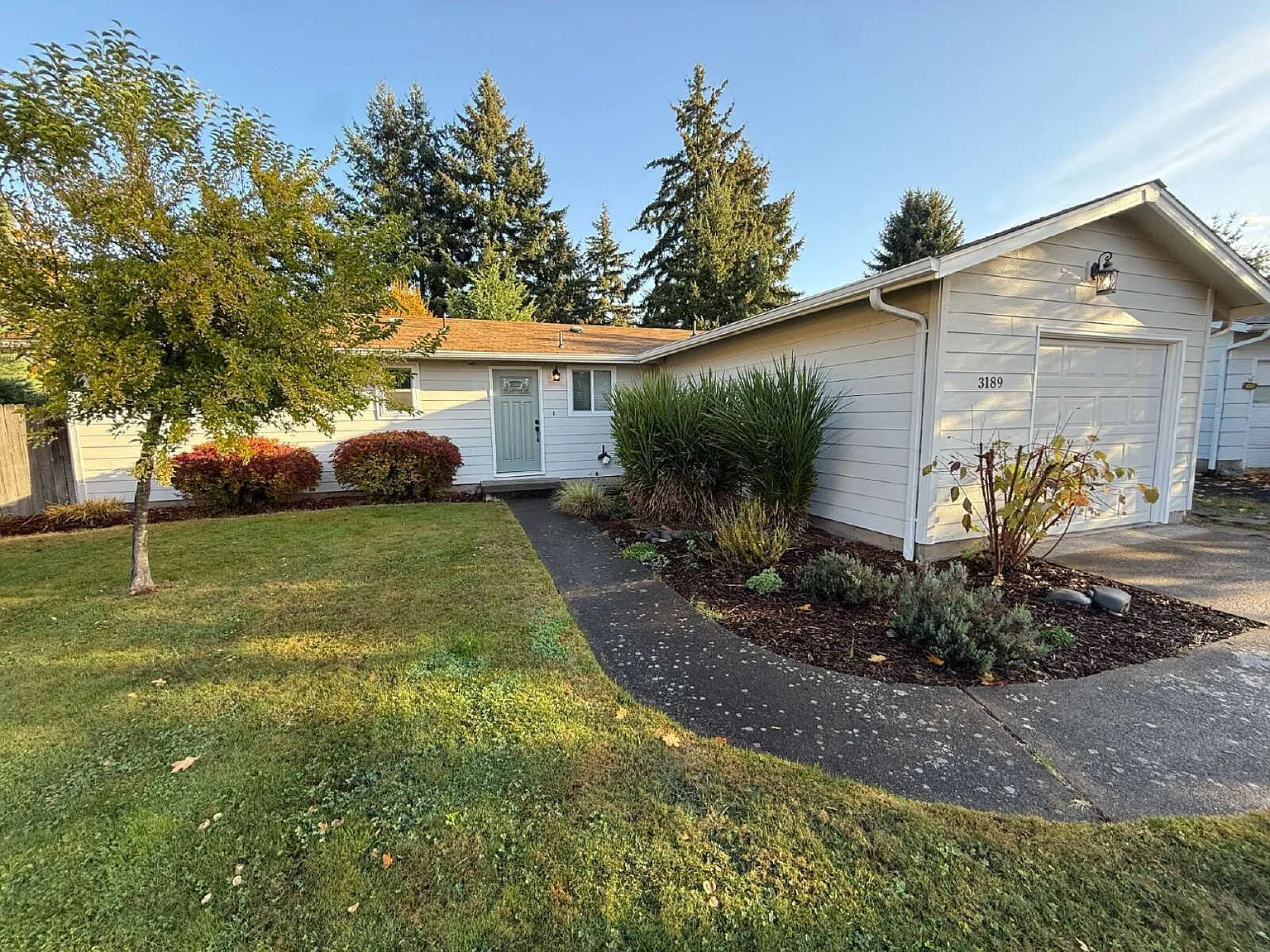 3 bed, 1.0 bath, 946 sqft, $2,000 — Photo 2