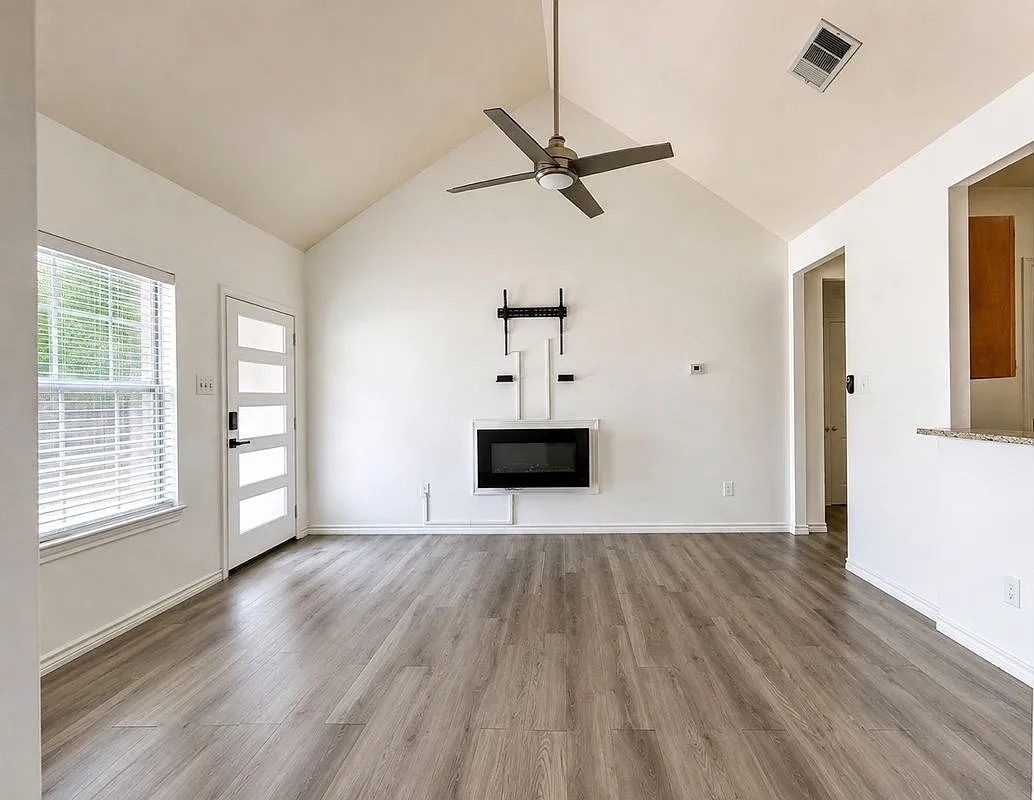 3 bed, 2.0 bath, 1378 sqft, $2,150 — Photo 3
