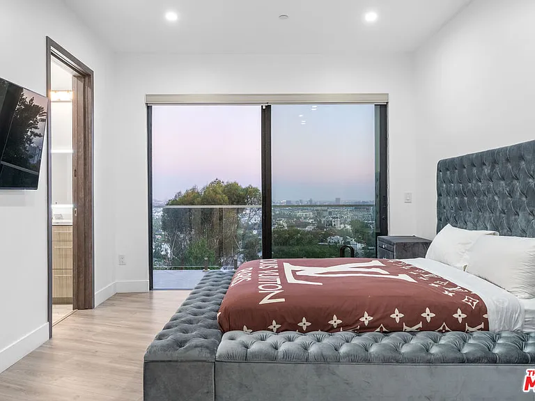 6181 Temple Hill Dr — Photo 30
