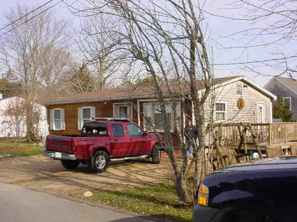 28 2nd Ave, Oak Bluffs, MA 02557