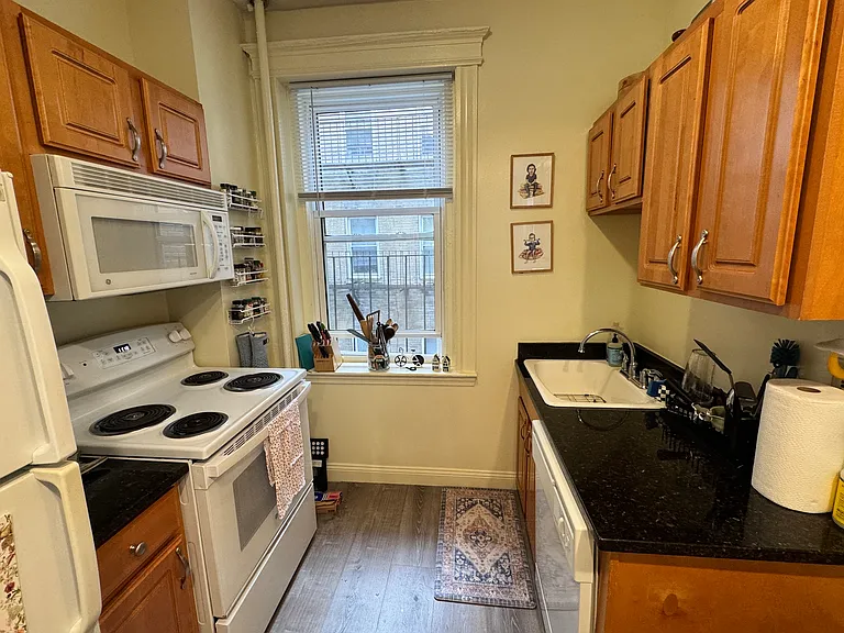 32 Queensberry St #8R — Photo 4