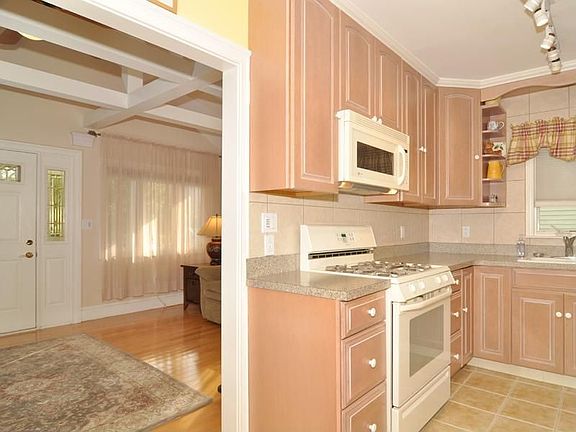 Living Room/Eat-In Kitchen