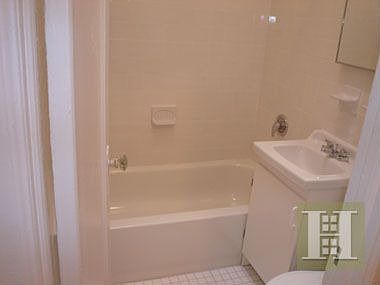 5th image of 117 E 89th St APT E2