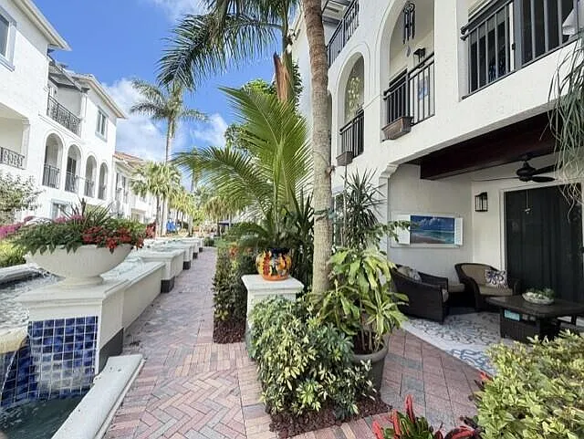 3 bed, 3.5 bath, 2524 sqft, $6,000 — Photo 3