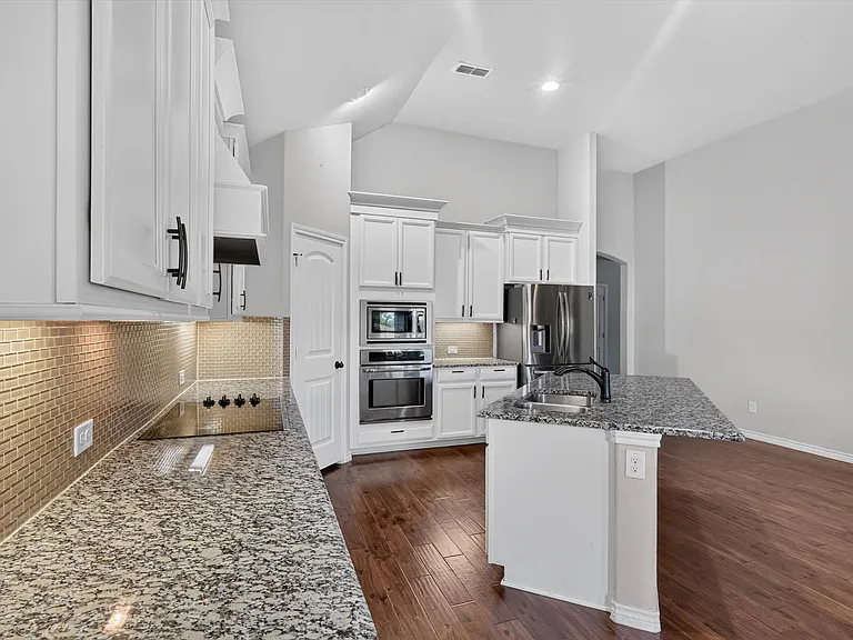 305 Acadia Ln — Photo 13