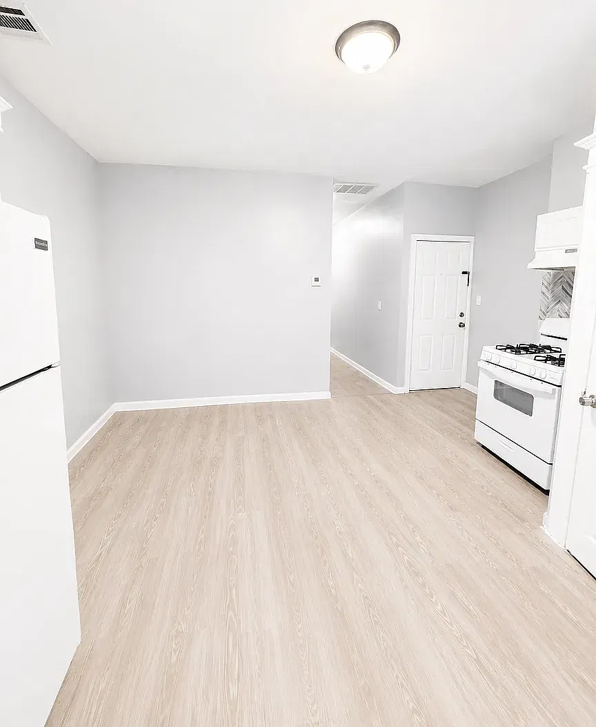 3 bed, 800 sqft, $2,050 — Photo 3